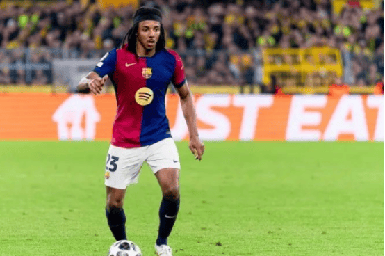 皇马三度遭巴萨绝杀暴怒！VAR取消点球+加时争议，西甲争冠悬念待解，安帅帅位危矣？